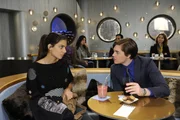 Kai (Frederic  B&ouml;hle, r.) will sich bei Bruno beliebt machen. Als Bruno ihn bittet, Jasmin (Lilli Hollunder, l.) wieder in die Firma zur&uuml;ck zu holen, ergibt sich aus dem zun&auml;chst erfolglosen Treffen eine vielversprechende Perspektive ...