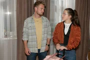 Paul (Niklas Osterloh) ist geschockt, als er von Gerners hartem Vorgehen gegen Kate (Zoé Baillieu) erfährt. Paul (Niklas Osterloh) ist geschockt, als er von Gerners hartem Vorgehen gegen Kate (Zoé Baillieu) erfährt.