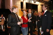 Manu (Marie Zielcke, 2.v.l.) leistet sich einen unglaublichen Fauxpas. Philip (Philipp Romann, l.), Mark (Arne Stephan, M.), Julius (G&uuml;nter Barton, r.) und Kai Uwe Grundmann (Olaf Kr&auml;tke, 2.v.r.) sind geschockt ...