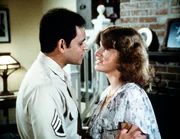 Es dauert nicht lange und Mary Ellen (Judy Taylor, r.) verliebt sich in Eddie (Enrique Castillo, l.) ... Es dauert nicht lange und Mary Ellen (Judy Taylor, r.) verliebt sich in Eddie (Enrique Castillo, l.) ...