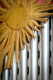 Die Königin der Instrumente scheint mit ihren mächtigen Klängen Himmel und Erde miteinander zu verbinden. Sie zu bauen und zu restaurieren, ist seit Jahrhunderten eine Kunst. Die Königin der Instrumente scheint mit ihren mächtigen Klängen Himmel und Erde miteinander zu verbinden. Sie zu bauen und zu restaurieren, ist seit Jahrhunderten eine Kunst.
