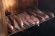 Rotbarben und Achselfleckbrassen im Räucherschrank Rotbarben und Achselfleckbrassen im Räucherschrank