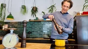 eporter Jo Hiller würzt mit einer großen Pfeffermühle eine Suppe. Auch Gewürze werden zum Teil gestreckt oder falsch deklariert. eporter Jo Hiller würzt mit einer großen Pfeffermühle eine Suppe. Auch Gewürze werden zum Teil gestreckt oder falsch deklariert.