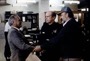 Captain Friend (Norman Burton, l.) und Frank (Kenneth Kimmins, M.) freuen sich, Mark (Victor French, r.) wieder im Polizeidienst aufnehmen zu können. Captain Friend (Norman Burton, l.) und Frank (Kenneth Kimmins, M.) freuen sich, Mark (Victor French, r.) wieder im Polizeidienst aufnehmen zu können.
