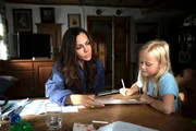 Katja Baumann (Simone Thomalla, l.) versucht das Vertrauen der verhaltensauffälligen Mathilda (Nele Richter, r.) zu gewinnen. Katja Baumann (Simone Thomalla, l.) versucht das Vertrauen der verhaltensauffälligen Mathilda (Nele Richter, r.) zu gewinnen.