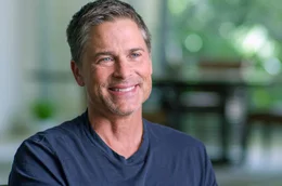 Der Schauspieler Rob Lowe hat in &bdquo;The Outsiders&ldquo; und &bdquo;Youngblood&ldquo; an der Seite von Patrick Swayze gespielt.