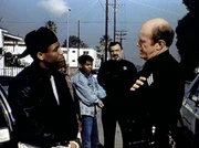 Mark (Victor French, 2.v.r.) muss mit ansehen, wie sein Partner Frank (Kenneth Kimmins, r.) bei Alberts (Guy Killum, l.) Verhaftung die dienstlichen Vorschriften außer Acht lässt. Mark (Victor French, 2.v.r.) muss mit ansehen, wie sein Partner Frank (Kenneth Kimmins, r.) bei Alberts (Guy Killum, l.) Verhaftung die dienstlichen Vorschriften außer Acht lässt.