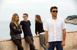 (v.l.) Devin (Gaia Weiss), Garrett Foster (Freddie Thorp), Stephanie (Ana de Armas) und Andrew Foster (Scott Eastwood) schmieden einen Plan.