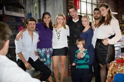 (v.l.) Ben (Jorg Rohde), Raquel (Yara Hassan), Bea (Caroline Maria Frier), Deniz (Igor Dolgatschew), Lena (Juliette Greco), Alexander (Ralf-Maximilian Prack), Can (Volkan Isbert), Katja (Anna-Katharina Samsel) lauschen andächtig dem Weihnachtslied, das Ingo für sie geschrieben hat. (v.l.) Ben (Jorg Rohde), Raquel (Yara Hassan), Bea (Caroline Maria Frier), Deniz (Igor Dolgatschew), Lena (Juliette Greco), Alexander (Ralf-Maximilian Prack), Can (Volkan Isbert), Katja (Anna-Katharina Samsel) lauschen andächtig dem Weihnachtslied, das Ingo für sie geschrieben hat.