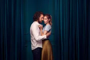 Alexander Verhoven (Frederik Götz) und Josefin Reinhardt (Sina Zadra). Alexander Verhoven (Frederik Götz) und Josefin Reinhardt (Sina Zadra).