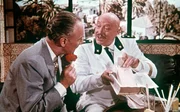 Henri (Rudolf Platte) ist von den Pl&auml;nen des Polizeichefs (Hubert von Meyerinck) nicht begeistert.