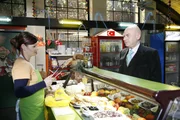 Oliver (Prodromos Antoniadis, r.) und Eva (Anett Heilfort, l.) chatten seit einiger Zeit miteinander, ohne ihre wahren Identit&auml;ten preiszugeben. Als sie sich in der realen Welt begegnen, geraten sie, ohne sich zu erkennen, aneinander ...