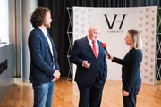 Robert (Heinz Hönig) gibt ein Interview auf der Modenshow und ahnt nicht, dass Alexander (Frederik Götz, l.) etwas plant. Robert (Heinz Hönig) gibt ein Interview auf der Modenshow und ahnt nicht, dass Alexander (Frederik Götz, l.) etwas plant.