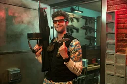 CIA-Mann Marty Comer (Jack Quaid) verteidigt das Safe House in Warschau mit allen erdenklichen Mitteln und gro&szlig;er Leidenschaft.