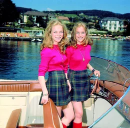 Die Zwillinge Uschi und Muschi (Ulli und Gaby K&ouml;nig) sorgen im Schlosshotel Velden f&uuml;r Verwirrung.