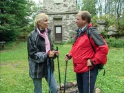 In charmanter Begleitung von Sabine Lindorfer macht sich Harry Pr&uuml;nster mit dem neuen Trendsport Nordic Walking vertraut.
