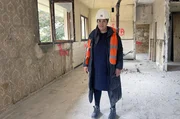 In einem Abbruchhaus in den Banlieues von Paris sucht Architektin Khadija Barkani vom Team Encore Heureux wiederverwendbare Bauteile f&uuml;r den Neubau der von ihr entworfenen monumentalen Kultur- und Begegnungsst&auml;tte.