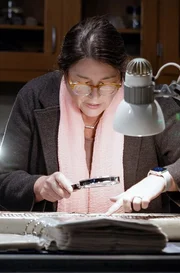 Maureen Raymo, Meeresgeologin an der Columbia University, untersucht Bohrkerne, die Aufschluss auf den bevorstehenden Meeresspiegelanstieg geben könnten. Maureen Raymo, Meeresgeologin an der Columbia University, untersucht Bohrkerne, die Aufschluss auf den bevorstehenden Meeresspiegelanstieg geben könnten.