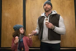 Sophie (Chloe Coleman) und JJ (Dave Bautista)