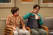 Werden von Sheldon in Schwierigkeiten gebracht: Raj (Kunal Nayyar, r.) und Howard (Simon Helberg, l.) ... Werden von Sheldon in Schwierigkeiten gebracht: Raj (Kunal Nayyar, r.) und Howard (Simon Helberg, l.) ...