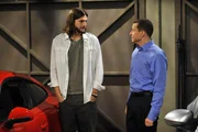 Walden (Ashton Kutcher, l.) hat eine neue Freundin, die englische Anw&auml;ltin Zoey. Waldens Exfrau Bridget ist deshalb stinksauer auf ihn und m&ouml;chte sich unbedingt r&auml;chen. Doch Alan (Jon Cryer, r.) steht Walden mit Rat und Tat zur Seite ...