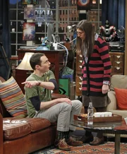 Während sich Raj um Mrs. Wolowitz kümmert, geraten Leonard und Sheldon (Jim Parsons, l.) in einen Streit, zu dem auch Penny und Amy (Mayim Bialik, r.) hinzugezogen werden ... Während sich Raj um Mrs. Wolowitz kümmert, geraten Leonard und Sheldon (Jim Parsons, l.) in einen Streit, zu dem auch Penny und Amy (Mayim Bialik, r.) hinzugezogen werden ...