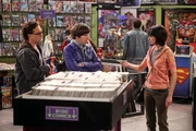 Nach einem schrecklichen Date mit Lucy (Kate Micucci, r.) ist Raj frustriert und will seine Wohnung nie wieder verlassen. Howard (Simon Helberg, M.) und Leonard (Johnny Galecki, l.) machen sich Sorgen um ihn ... Nach einem schrecklichen Date mit Lucy (Kate Micucci, r.) ist Raj frustriert und will seine Wohnung nie wieder verlassen. Howard (Simon Helberg, M.) und Leonard (Johnny Galecki, l.) machen sich Sorgen um ihn ...