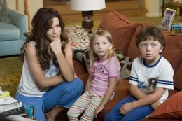 Der stets gestresste Michael Newman hat eine reizende Familie: Ehefrau Donna (Kate Beckinsale, l.), Tochter Samantha (Tatum McCann, M.) und Sohnemann Ben (Joseph Castanon, r.) ...