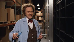 Der exzentrische Erfinder Morty (Christopher Walken) betreibt ein Elektrogesch&auml;ft, in dem Michael eine Universalfernbedienung kaufen will ...
