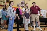 Sind gespannt, wer den Wissenschaftswettbewerb gewinnt: (v.l.n.r.) Georgie (Montana Jordan), Meemaw (Annie Potts), Sheldon (Iain Armitage), Mary (Zoe Perry) und Goerge Sr. (Lance Barber) ... Sind gespannt, wer den Wissenschaftswettbewerb gewinnt: (v.l.n.r.) Georgie (Montana Jordan), Meemaw (Annie Potts), Sheldon (Iain Armitage), Mary (Zoe Perry) und Goerge Sr. (Lance Barber) ...