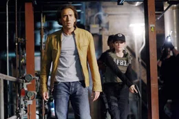 Als das FBI erf&auml;hrt, dass Terroristen eine Bombe in der N&auml;he von L.A. z&uuml;nden wollen, wird Johnson (Nicolas Cage, l.), der in die Zukunft sehen kann, von der Agentin Callie Ferris (Julianne Moore, r.) verfolgt, die seine F&auml;higkeiten zur Aufkl&auml;rung des Verbrechens nutzen m&ouml;chte ...