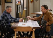Adam Burns (Matt LeBlanc, l.); Don Burns (Kevin Nealon, r.) Adam Burns (Matt LeBlanc, l.); Don Burns (Kevin Nealon, r.)