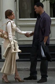 Der ultimative Profi-Junggeselle Hitch (Will Smith, r.) verliebt sich Hals &uuml;ber Kopf ausgerechnet in die Frau (Eva Mendes, l.), der die gro&szlig;e Story fehlt, um ihr Karriereziel zu erreichen: Eine Enth&uuml;llungsgeschichte &uuml;ber Manhattans ber&uuml;hmtesten Date-Doktor und seine wahre Identit&auml;t ...