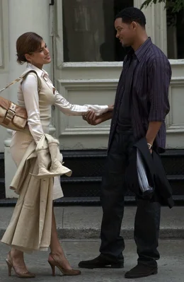 Der ultimative Profi-Junggeselle Hitch (Will Smith, r.) verliebt sich Hals &uuml;ber Kopf ausgerechnet in die Frau (Eva Mendes, l.), der die gro&szlig;e Story fehlt, um ihr Karriereziel zu erreichen: Eine Enth&uuml;llungsgeschichte &uuml;ber Manhattans ber&uuml;hmtesten Date-Doktor und seine wahre Identit&auml;t ...