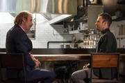 Mycroft Holmes (Rhys Ifans, l.) ben&ouml;tigt die Hilfe seines Bruders Sherlock (Jonny Lee Miller, r.), um einen Fall zu l&ouml;sen ...