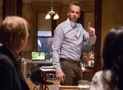 Sherlock Holmes (Jonny Lee Miller, M.) bekommt Besuch von seinem Bruder Mycroft (Rhys Ifans, l.), der ihn und Watson (Lucy Liu, r.) bittet, einen Fall zu l&ouml;sen, in den seine ehemalige Verlobte verwickelt ist ...
