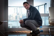 W&auml;hrend Sherlock Holmes (Jonny Lee Miller) versucht, einen Mordfall aufzudecken, hat sein Bruder Mycroft ganz andere Pl&auml;ne ...