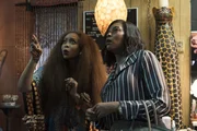 Sister (Erykah Badu, l.); Alison "Ali" Davis (Taraji P. Henson, r.)