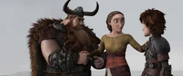 Jahrelang haben Haudrauf und sein Sohn Hicks geglaubt, dass Hicks Mutter Valka (M.) tot ist. Kaum sind sie wieder vereint, droht jedoch der Wikinger Drago Blutfaust, mit seiner Drachenarmee das neue Familiengl&uuml;ck zu zerst&ouml;ren ...