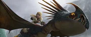 Als Hicks bei einer seiner Erkundungstouren mit seinem Drachen Ohnezahn zuf&auml;llig herausfindet, dass ein b&ouml;ser Wikinger namens Drago Blutfaust eine Drachenarmee um sich schart, beschlie&szlig;en er und Astrid (Bild), ihn zur Rede zu stellen und geraten in gro&szlig;e Gefahr ...