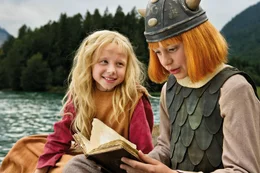 Ein neuer Raubzug der Wikinger steht an als Wickie (Jonas H&auml;mmerle, r.) und Ylvi (Mercedes Jadea Diaz, l.) in einem geheimnisvollen Buch eine Schatzkarte entdecken, die sie zum "Hammer des Thor" f&uuml;hren soll, doch es kommt ganz anders als erwartet, als Wickies Vater kurzerhand entf&uuml;hrt wird ...