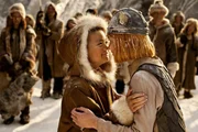 Auf seinem neuen Abenteuer begegnet Wickie (Jonas H&auml;mmerle, r.) nicht nur dem Inuit Yogi (Hoang Dang-Vu, l.), sondern muss auch kurzerhand das Kommando &uuml;ber die gesamte Wikingerbande &uuml;bernehmen. Ob er dieser Aufgabe wirklich gewachsen ist ...