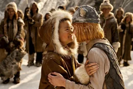 Auf seinem neuen Abenteuer begegnet Wickie (Jonas H&auml;mmerle, r.) nicht nur dem Inuit Yogi (Hoang Dang-Vu, l.), sondern muss auch kurzerhand das Kommando &uuml;ber die gesamte Wikingerbande &uuml;bernehmen. Ob er dieser Aufgabe wirklich gewachsen ist ...