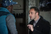 Sherlock Holmes (Jonny Lee Miller, l.) fühlt sich verantwortlich für eine schwere Verletzung, die sich Det. Bell bei einer zurückliegenden gemeinsamen Ermittlung zugezogen hat. Das Gespräch mit Alfredo Llamosa (Ato Essandoh, l.) verschafft ihm eine gewisse Erleichterung ... Sherlock Holmes (Jonny Lee Miller, l.) fühlt sich verantwortlich für eine schwere Verletzung, die sich Det. Bell bei einer zurückliegenden gemeinsamen Ermittlung zugezogen hat. Das Gespräch mit Alfredo Llamosa (Ato Essandoh, l.) verschafft ihm eine gewisse Erleichterung ...