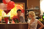 Zane (Burgess Abernethy, li.) sorgt f&uuml;r romantische Stimmung im Caf&eacute;. Rikki (Cariba Heine, re.) findet das kitschig.