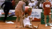 Mitten im Spiel und vor den Augen der Öffentlichkeit wird Tennisstar Monica Seles in Hamburg von einem Attentäter niedergestochen. Mitten im Spiel und vor den Augen der Öffentlichkeit wird Tennisstar Monica Seles in Hamburg von einem Attentäter niedergestochen.
