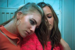 Caro (Elisa Schlott, li.) und Christin (Saskia Rosendahl, re.) sind beste Freundinnen.