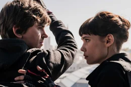 Lorraine (&Agrave;strid Berg&egrave;s-Frisbey) und Thom (Freddie Highmore) m&uuml;ssen von gegen&uuml;berliegenden Dach aus in die Bank von Spanien gelangen