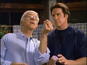 Mark (Dick Van Dyke, l.) zeigt Steve (Barry Van Dyke, r.) eine Kontaktlinse, die ein Hinweis auf den M&ouml;rder sein k&ouml;nnte.