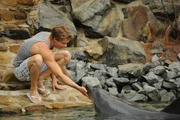 Will (Luke Mitchell) hat ein H&auml;ndchen f&uuml;r Delfin Ronnie.